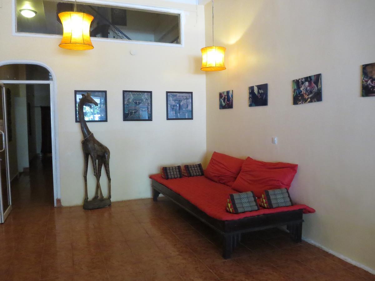 Goldie Guesthouse Phnom Penh Exteriör bild